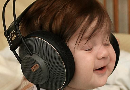 Niños que escuchan reproductores musicales portátiles en riesgo de pérdida auditiva